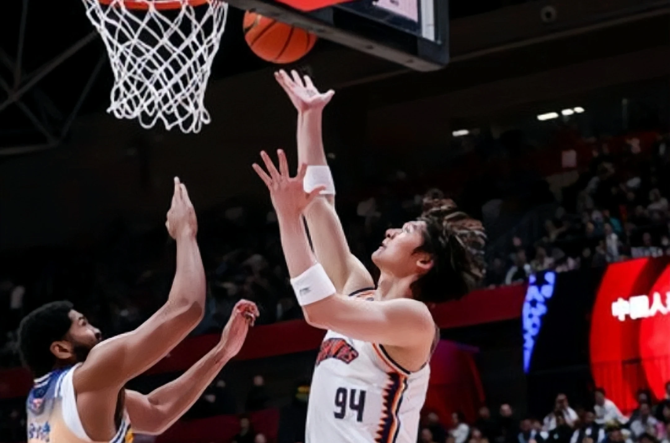 王哲林状态下滑，上海男篮如何调整战术？的简单介绍