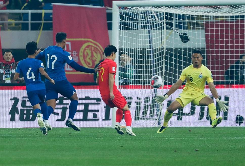 关于武磊双响+造点！国足3-0大胜新加坡的信息